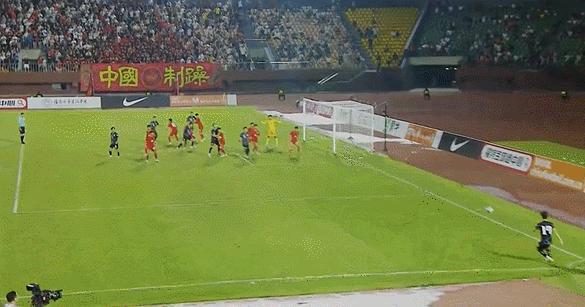挑衅中国球迷！韩国球员捂耳庆祝染黄，麦麦提江两度阻止 韩国队夺冠仍需道歉