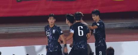 挑衅中国球迷！韩国球员捂耳庆祝染黄，麦麦提江两度阻止 韩国队夺冠仍需道歉